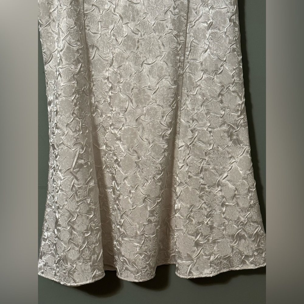Elegant Cream Brocade Skirt Set - Picture 3 of 11